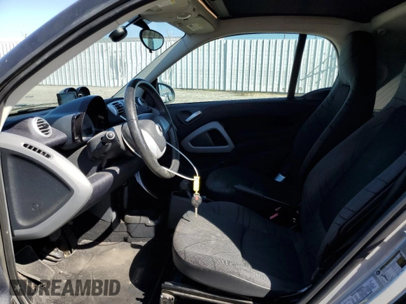 2013 Smart fortwo Passion z VIN WMEEJ9AA5DK726141, wystawiony jako Copart lot #50376945 z przebiegiem Nie podano mil oraz Tytuł czysty. Historia ofert i sprzedaży dostępna na DreamBid. Obrazek 7.