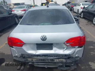 2011 Volkswagen Jetta SE z VIN 3VWDZ7AJ7BM340220, wystawiony jako IAAI lot #42136168 z przebiegiem 147 864 mil mil oraz . Historia ofert i sprzedaży dostępna na DreamBid. Obrazek 17.