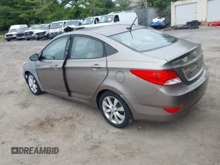 2013 Hyundai Accent GLS z VIN KMHCU4AE3DU580650, wystawiony jako IAAI lot #42479723 z przebiegiem 94 416 mil mil oraz . Historia ofert i sprzedaży dostępna na DreamBid. Obrazek 3.