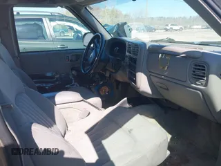 2004 Chevrolet Blazer LS z VIN 1GNDT13X24K167825, wystawiony jako IAAI lot #41976732 z przebiegiem 142 647 mil mil oraz . Historia ofert i sprzedaży dostępna na DreamBid. Obrazek 5.