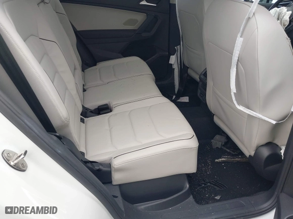 2019 Volkswagen Tiguan SEL Premium with VIN 3VV4B7AX9KM053328, listed as a IAAI auction lot 41960908 with 42,821 mi miles. Bid and sale history available at carsss.com. Image 8.