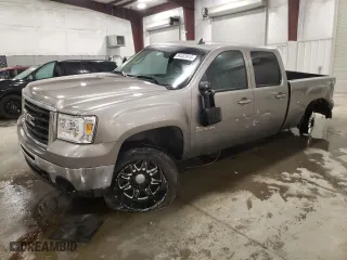 2009 GMC Sierra 2500HD SLT with VIN 1GTHK63699F171517, listed as a Copart auction lot 84483914 with 152,449 mi miles and Salvage Title. Bid and sale history available at carsss.com. Image 1.