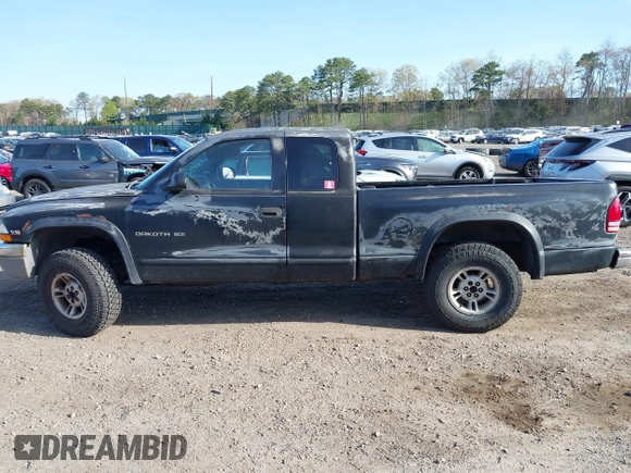 1999 Dodge Dakota SLT with VIN 1B7GG22X8XS115282, listed as a IAAI auction lot 42136576 with 220,465 mi miles and . Bid and sale history available at carsss.com. Image 14.