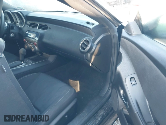 2011 Chevrolet Camaro 1LT z VIN 2G1FB1ED1B9150934, wystawiony jako IAAI lot #41981291 z przebiegiem 151 435 mil mil oraz . Historia ofert i sprzedaży dostępna na DreamBid. Obrazek 5.