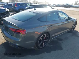 2024 Audi A5 Sportback S line Premium Plus z VIN WAUFACF52RA050804, wystawiony jako IAAI lot #41046774 z przebiegiem 6 493 mil mil oraz . Historia ofert i sprzedaży dostępna na DreamBid. Obrazek 4.