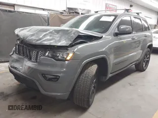 2020 Jeep Grand Cherokee Altitude z VIN 1C4RJFAG0LC163818, wystawiony jako IAAI lot #42009857 z przebiegiem 77 843 mil mil oraz . Historia ofert i sprzedaży dostępna na DreamBid. Obrazek 2.