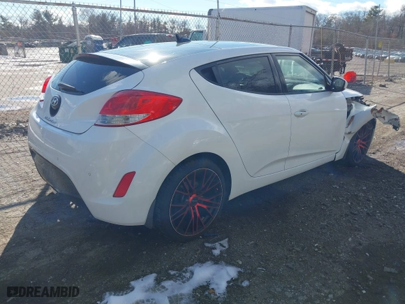 2015 Hyundai Veloster RE:FLEX with VIN KMHTC6AD9FU233378, listed as a IAAI auction lot 41428400 with 99,275 mi miles. Bid and sale history available at carsss.com. Image 4.