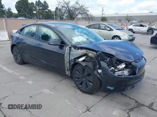 2025 Tesla Model 3 Long Range z VIN 5YJ3E1EA8SF914801, wystawiony jako IAAI lot #41924063 z przebiegiem 12 924 mil mil oraz . Historia ofert i sprzedaży dostępna na DreamBid. Obrazek 1.
