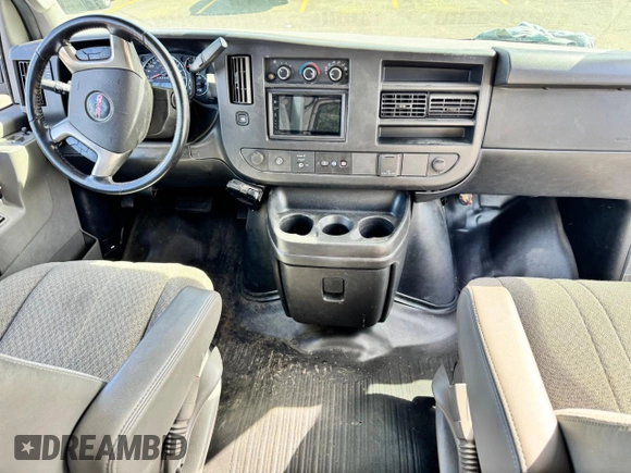 2017 GMC Savana Cargo z VIN 1GTZ7GFGXH1345543, wystawiony jako Copart lot #57692035 z przebiegiem 143 752 mil mil oraz Szkody całkowita. Historia ofert i sprzedaży dostępna na DreamBid. Obrazek 9.