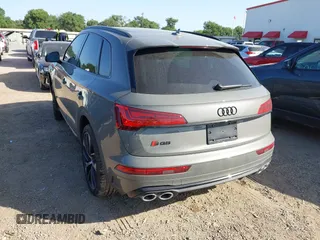 2023 Audi SQ5 Premium Plus z VIN WA1B4AFY4P2035195, wystawiony jako IAAI lot #42004734 z przebiegiem 10 353 mil mil oraz . Historia ofert i sprzedaży dostępna na DreamBid. Obrazek 3.