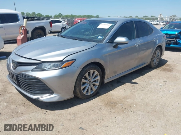 2019 Toyota Camry LE z VIN 4T1B11HK8KU789295, wystawiony jako IAAI lot #41993966 z przebiegiem 94 165 mil mil oraz . Historia ofert i sprzedaży dostępna na DreamBid. Obrazek 2.