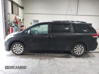 2012 Toyota Sienna XLE AAS z VIN 5TDYK3DC2CS197032, wystawiony jako IAAI lot #41942666 z przebiegiem 304 582 mil mil oraz . Historia ofert i sprzedaży dostępna na DreamBid. Obrazek 14.
