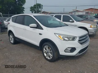 2017 Ford Escape SE z VIN 1FMCU9GD4HUC54096, wystawiony jako IAAI lot #42491640 z przebiegiem 126 277 mil mil oraz . Historia ofert i sprzedaży dostępna na DreamBid. Obrazek 1.