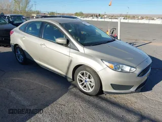 2018 Ford Focus SE z VIN 1FADP3FEXJL270103, wystawiony jako IAAI lot #41818685 z przebiegiem 60 761 mil mil oraz . Historia ofert i sprzedaży dostępna na DreamBid. Obrazek 1.