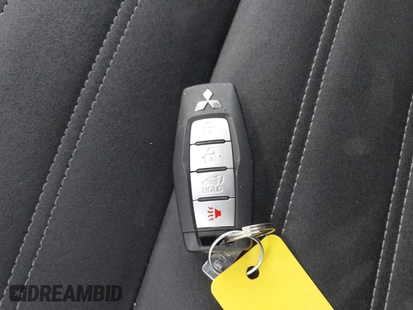 2024 Mitsubishi Outlander SE z VIN JA4J3VA83RZ082399, wystawiony jako IAAI lot #42305992 z przebiegiem 11 622 mil mil oraz . Historia ofert i sprzedaży dostępna na DreamBid. Obrazek 11.