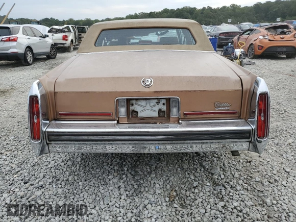 1988 Cadillac Brougham z VIN 1G6DW51Y5J9727006, wystawiony jako Copart lot #70573614 z przebiegiem 34 628 mil mil oraz Szkody całkowita. Historia ofert i sprzedaży dostępna na DreamBid. Obrazek 6.