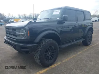 2022 Ford Bronco z VIN 1FMDE5BHXNLB17265, wystawiony jako IAAI lot #42106105 z przebiegiem 55 400 mil mil oraz . Historia ofert i sprzedaży dostępna na DreamBid. Obrazek 2.