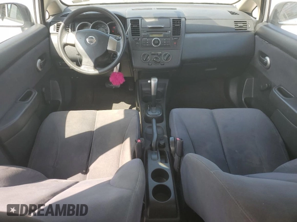 2009 Nissan Versa 1.6 z VIN 3N1CC11E89L428647, wystawiony jako Copart lot #48912675 z przebiegiem 92 426 mil mil oraz Szkoda całkowita • Salvage title. Historia ofert i sprzedaży dostępna na DreamBid. Obrazek 8.