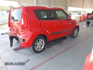 2013 Kia Soul + z VIN KNDJT2A63D7536836, wystawiony jako IAAI lot #42341811 z przebiegiem 118 226 mil mil oraz . Historia ofert i sprzedaży dostępna na DreamBid. Obrazek 4.