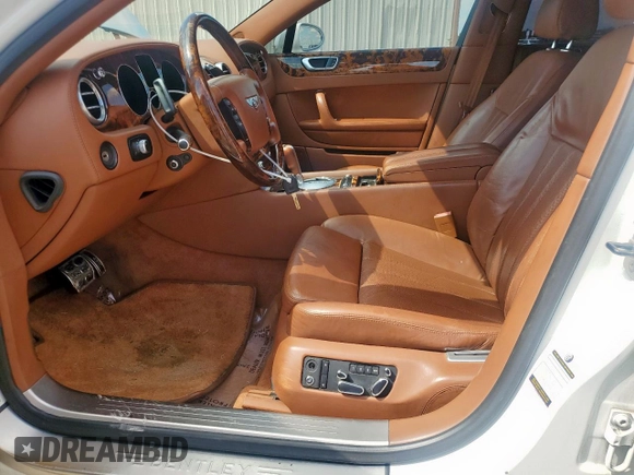 2007 Bentley Flying Spur z VIN SCBBR93W37C050048, wystawiony jako Copart lot #59043815 z przebiegiem 62 006 mil mil oraz Czysty tytuł • Clean title. Historia ofert i sprzedaży dostępna na DreamBid. Obrazek 7.