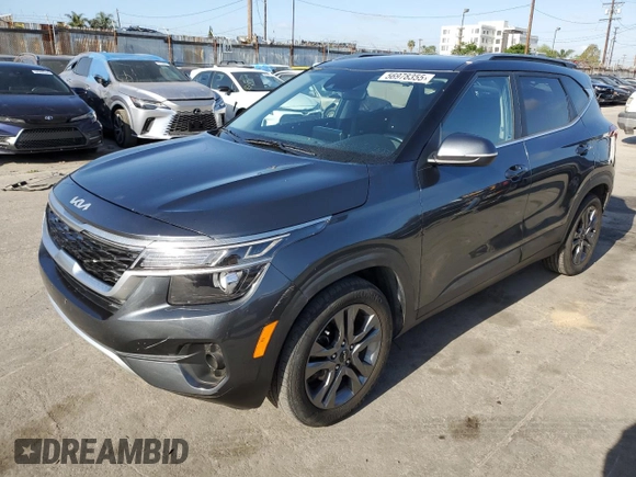 2023 Kia Seltos S z VIN KNDEU2AA1P7394185, wystawiony jako Copart lot #56978355 z przebiegiem 48 202 mil mil oraz Szkoda całkowita • Salvage title. Historia ofert i sprzedaży dostępna na DreamBid. Obrazek 1.