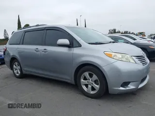 2015 Toyota Sienna LE AAS z VIN 5TDKK3DC3FS552378, wystawiony jako IAAI lot #42451782 z przebiegiem 257 916 mil mil oraz . Historia ofert i sprzedaży dostępna na DreamBid. Obrazek 13.