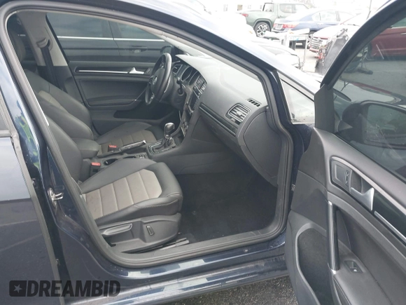 2017 Volkswagen Golf S z VIN 3VW217AU1HM043235, wystawiony jako IAAI lot #42104485 z przebiegiem 66 746 mil mil oraz . Historia ofert i sprzedaży dostępna na DreamBid. Obrazek 5.