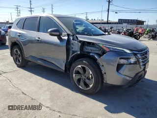 2024 Nissan Rogue SV z VIN JN8BT3BA0RW002143, wystawiony jako Copart lot #46663145 z przebiegiem 9 837 mil mil oraz Szkoda całkowita • Salvage title. Historia ofert i sprzedaży dostępna na DreamBid. Obrazek 4.