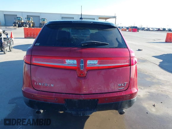 2014 Lincoln MKT EcoBoost z VIN 2LMHJ5AT1EBL50796, wystawiony jako IAAI lot #41371551 z przebiegiem 163 932 mil mil oraz . Historia ofert i sprzedaży dostępna na DreamBid. Obrazek 16.
