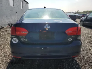 2014 Volkswagen Jetta SE z VIN 3VWD17AJ8EM413915, wystawiony jako Copart lot #62325025 z przebiegiem 131 112 mil mil oraz Szkoda całkowita • Salvage title. Historia ofert i sprzedaży dostępna na DreamBid. Obrazek 6.