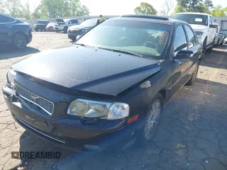 2005 Volvo S80 with VIN YV1TS592451405900, listed as a IAAI auction lot 41977975 with 133,169 mi miles. Bid and sale history available at carsss.com. Image 2.