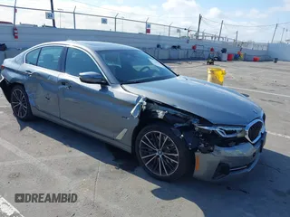 2023 BMW 5 Series 530e z VIN WBA13AG00PCM10164, wystawiony jako IAAI lot #42406603 z przebiegiem 26 770 mil mil oraz . Historia ofert i sprzedaży dostępna na DreamBid. Obrazek 1.