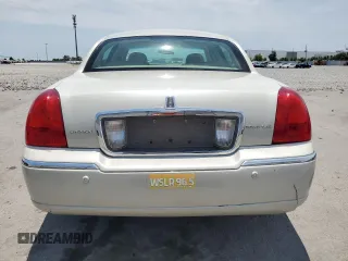 2005 Lincoln Town Car Signature Limited z VIN 1LNHM82W25Y606458, wystawiony jako Copart lot #58135655 z przebiegiem Nie podano mil oraz Szkoda całkowita • Salvage title. Historia ofert i sprzedaży dostępna na DreamBid. Obrazek 6.
