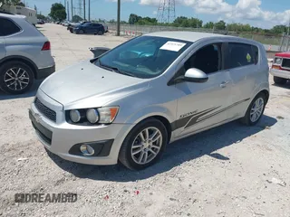 2014 Chevrolet Sonic LT z VIN 1G1JC6SH8E4235238, wystawiony jako IAAI lot #42321789 z przebiegiem 109 068 mil mil oraz . Historia ofert i sprzedaży dostępna na DreamBid. Obrazek 2.