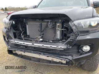 2022 Toyota Tacoma SR z VIN 3TYCZ5AN8NT096091, wystawiony jako IAAI lot #41966344 z przebiegiem 6 536 mil mil oraz . Historia ofert i sprzedaży dostępna na DreamBid. Obrazek 6.