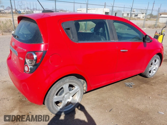 2015 Chevrolet Sonic LTZ z VIN 1G1JE6SB5F4208568, wystawiony jako IAAI lot #41765909 z przebiegiem Nie podano mil oraz . Historia ofert i sprzedaży dostępna na DreamBid. Obrazek 4.