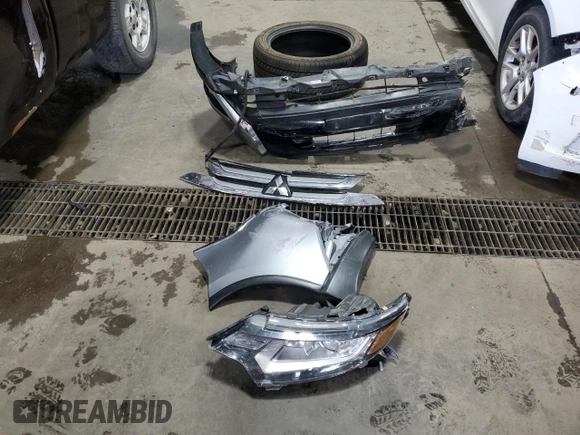 2017 Mitsubishi Outlander SE z VIN JA4AZ3A35HZ020153, wystawiony jako Copart lot #57235705 z przebiegiem 77 229 mil mil oraz Szkoda całkowita • Salvage title. Historia ofert i sprzedaży dostępna na DreamBid. Obrazek 13.
