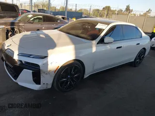 2023 BMW i7 xDrive60 z VIN WBY53EJ06PCN64039, wystawiony jako IAAI lot #40752159 z przebiegiem 8837 mil mil oraz . Historia ofert i sprzedaży dostępna na DreamBid. Obrazek 17.