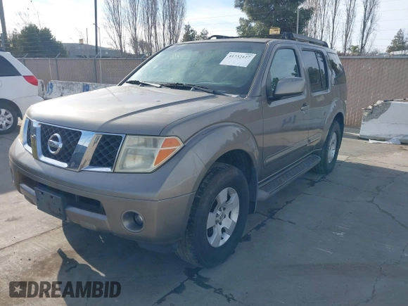 2005 Nissan Pathfinder SE z VIN 5N1AR18W95C765573, wystawiony jako IAAI lot #41732127 z przebiegiem 294 980 mil mil oraz . Historia ofert i sprzedaży dostępna na DreamBid. Obrazek 2.