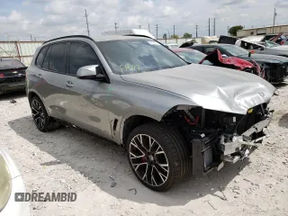 2023 BMW X5 M z VIN 5YMJU0C02P9P67480, wystawiony jako Copart lot #47676403 z przebiegiem 2 242 mil mil oraz . Historia ofert i sprzedaży dostępna na DreamBid. Obrazek 4.