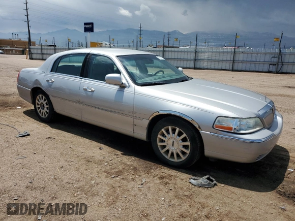 2006 Lincoln Town Car Signature z VIN 1LNHM81W86Y651116, wystawiony jako Copart lot #57908765 z przebiegiem 170 692 mil mil oraz Tytuł czysty. Historia ofert i sprzedaży dostępna na DreamBid. Obrazek 4.