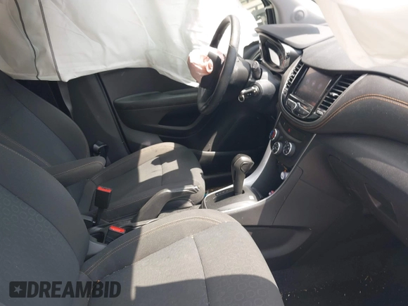 2021 Chevrolet Trax LS z VIN KL7CJKSB3MB334180, wystawiony jako IAAI lot #41951382 z przebiegiem 44 331 mil mil oraz . Historia ofert i sprzedaży dostępna na DreamBid. Obrazek 5.