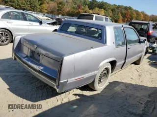 1990 Cadillac DeVille z VIN 1G6CD1339L4358825, wystawiony jako Copart lot #76901884 z przebiegiem 169 956 mil mil oraz Szkoda całkowita • Salvage title. Historia ofert i sprzedaży dostępna na DreamBid. Obrazek 3.