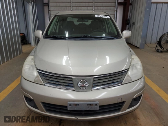 2009 Nissan Versa S z VIN 3N1BC11E69L406027, wystawiony jako Copart lot #50904135 z przebiegiem 163 718 mil mil oraz Szkoda całkowita • Salvage title. Historia ofert i sprzedaży dostępna na DreamBid. Obrazek 5.