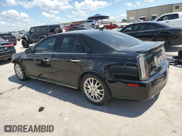 2008 Cadillac STS RWD z VIN 1G6DK67V980143995, wystawiony jako Copart lot #56365325 z przebiegiem 128 787 mil mil oraz Szkoda całkowita • Salvage title. Historia ofert i sprzedaży dostępna na DreamBid. Obrazek 2.