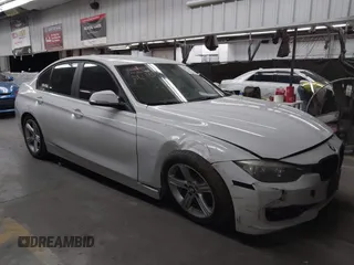 2013 BMW 3 Series 328i z VIN WBA3A5G5XDNP25779, wystawiony jako IAAI lot #42677403 z przebiegiem 93 020 mil mil oraz . Historia ofert i sprzedaży dostępna na DreamBid. Obrazek 6.
