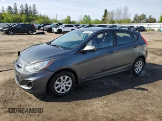 2013 Hyundai Accent GS z VIN KMHCT5AE4DU098780, wystawiony jako Copart lot #58657925 z przebiegiem 268 099 mil mil oraz Czysty tytuł • Clean title. Historia ofert i sprzedaży dostępna na DreamBid. Obrazek 1.