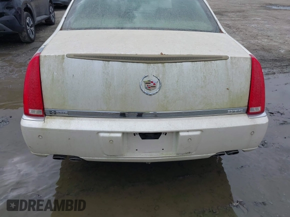 2008 Cadillac DTS 1SD z VIN 1G6KD57Y28U112764, wystawiony jako IAAI lot #41953240 z przebiegiem Nie podano mil oraz . Historia ofert i sprzedaży dostępna na DreamBid. Obrazek 6.