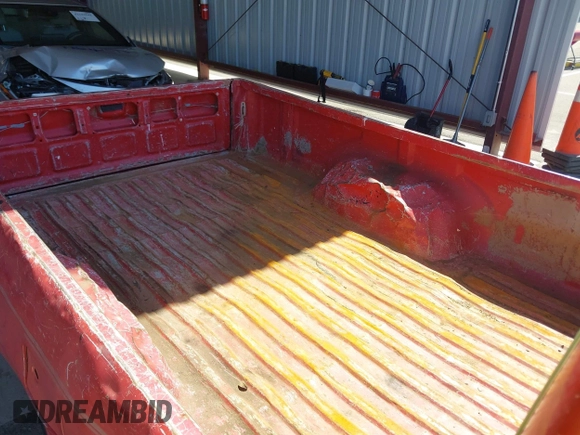 1992 Toyota Pickup DLX z VIN JT4RN82P8N5056666, wystawiony jako IAAI lot #42320829 z przebiegiem 147 032 mil mil oraz . Historia ofert i sprzedaży dostępna na DreamBid. Obrazek 8.