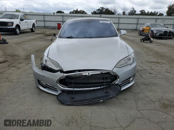 2014 Tesla Model S 60 z VIN 5YJSA1H11EFP43395, wystawiony jako Copart lot #54653845 z przebiegiem 120 180 mil mil oraz Szkoda całkowita • Salvage title. Historia ofert i sprzedaży dostępna na DreamBid. Obrazek 5.